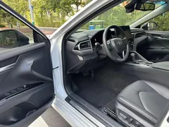 2021 Toyota Camry 2.5G Luxury, белый — фото 10