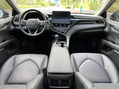 2021 Toyota Camry 2.5G Luxury, белый — фото 11
