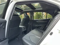 2021 Toyota Camry 2.5G Luxury, белый — фото 12