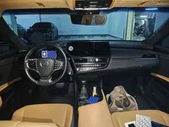 2022 Lexus ES 200 Excellence, красный — фото 4