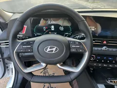 2023 Hyundai Elantra 1.5L CVT LUX Premium, белый — фото 6