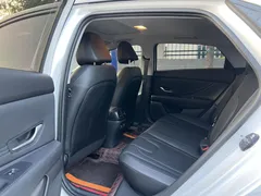 2023 Hyundai Elantra 1.5L CVT LUX Premium, белый — фото 8