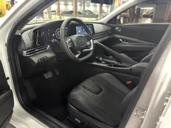 2022 Hyundai Elantra 1.5L CVT LUX Premium, белый — фото 4