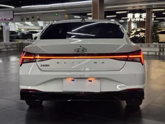 2022 Hyundai Elantra 1.5L CVT LUX Premium, белый — фото 13