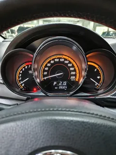 2021 Toyota Yaris L Zhixuan 1.5L CVT Leading, белый — фото 7