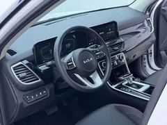 2023 Kia Seltos 1.5L IVT Luxury, белый — фото 6