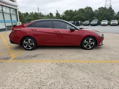 2022 Hyundai Elantra 1.5L CVT LUX Premium, красный — фото 4