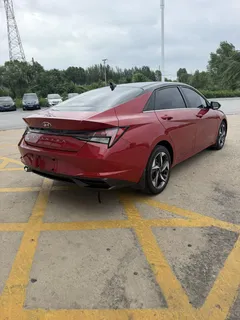 2022 Hyundai Elantra 1.5L CVT LUX Premium, красный — фото 5