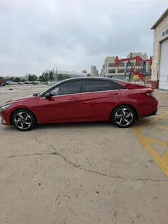 2022 Hyundai Elantra 1.5L CVT LUX Premium, красный — фото 8