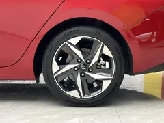 2021 Hyundai Elantra 1.5L CVT LUX Premium, красный — фото 16