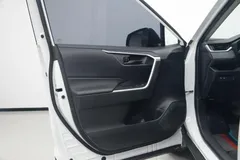2022 Toyota RAV4 2.0L CVT 2WD Urban, белый — фото 5