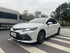 2023 Toyota Camry 2.5G Luxury, белый — фото 1