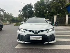2023 Toyota Camry 2.5G Luxury, белый — фото 2