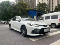 2023 Toyota Camry 2.5G Luxury, белый — фото 3