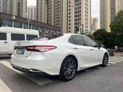 2023 Toyota Camry 2.5G Luxury, белый — фото 4