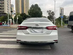 2023 Toyota Camry 2.5G Luxury, белый — фото 5