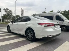 2023 Toyota Camry 2.5G Luxury, белый — фото 6
