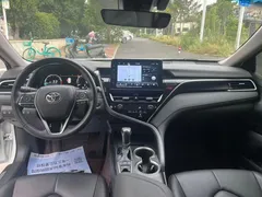 2023 Toyota Camry 2.5G Luxury, белый — фото 8