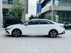 2023 Hyundai Elantra 1.5L CVT LUX Premium, белый — фото 4