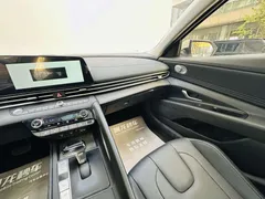 2023 Hyundai Elantra 1.5L CVT LUX Premium, белый — фото 12