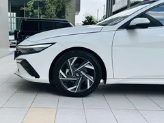 2023 Hyundai Elantra 1.5L CVT LUX Premium, белый — фото 20
