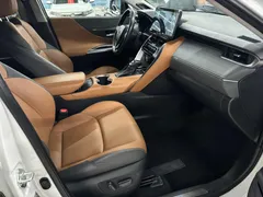 2023 Toyota Venza 2.0L CVT 2WD Premium, белый — фото 8
