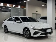 2023 Hyundai Elantra 1.5L CVT LUX Premium, белый — фото 3