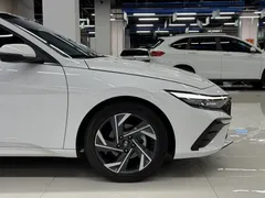 2023 Hyundai Elantra 1.5L CVT LUX Premium, белый — фото 4