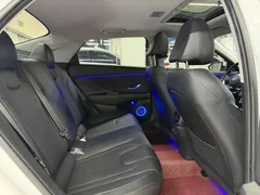 2023 Hyundai Elantra 1.5L CVT LUX Premium, белый — фото 5