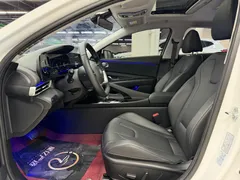 2023 Hyundai Elantra 1.5L CVT LUX Premium, белый — фото 12