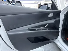 2023 Hyundai Elantra 1.5L CVT GLS Leading, белый — фото 5