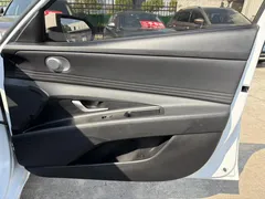 2022 Hyundai Elantra 1.5L CVT LUX Premium, белый — фото 17
