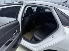 2022 Hyundai Elantra 1.5L CVT LUX Premium, белый — фото 8