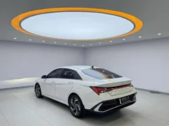 2023 Hyundai Elantra 1.5L CVT LUX Premium, белый — фото 4