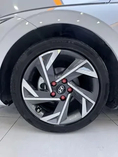 2023 Hyundai Elantra 1.5L CVT LUX Premium, белый — фото 24