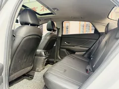 2022 Hyundai Elantra 1.5L CVT LUX Premium, белый — фото 7