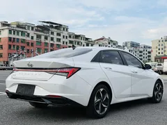 2022 Hyundai Elantra 1.5L CVT LUX Premium, белый — фото 9