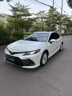 2021 Toyota Camry 2.0G Luxury, белый — фото 1
