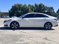 2022 Hyundai Elantra 1.5L CVT LUX Premium, белый — фото 4