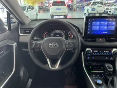 2021 Toyota RAV4 2.0L CVT 4WD Premium, белый — фото 14