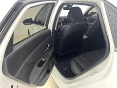 2023 Hyundai Elantra 1.5L CVT LUX Premium, белый — фото 8