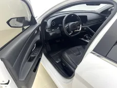 2023 Hyundai Elantra 1.5L CVT LUX Premium, белый — фото 9