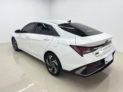 2023 Hyundai Elantra 1.5L CVT LUX Premium, белый — фото 13
