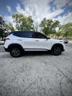 2023 Kia Seltos 1.5L IVT Luxury, белый — фото 7