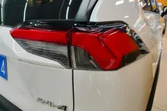 2023 Toyota RAV4 2.0L CVT 2WD 20th Anniversary Platinum, белый — фото 8