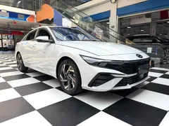 2023 Hyundai Elantra 1.5L CVT LUX Premium, белый — фото 3