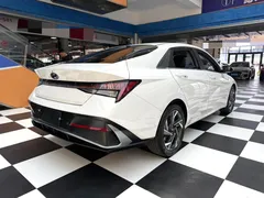 2023 Hyundai Elantra 1.5L CVT LUX Premium, белый — фото 14