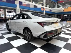 2023 Hyundai Elantra 1.5L CVT LUX Premium, белый — фото 16