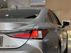 2022 Lexus ES 200 Excellence — фото 9