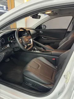 2023 Hyundai Elantra 1.5L CVT LUX Premium, белый — фото 4